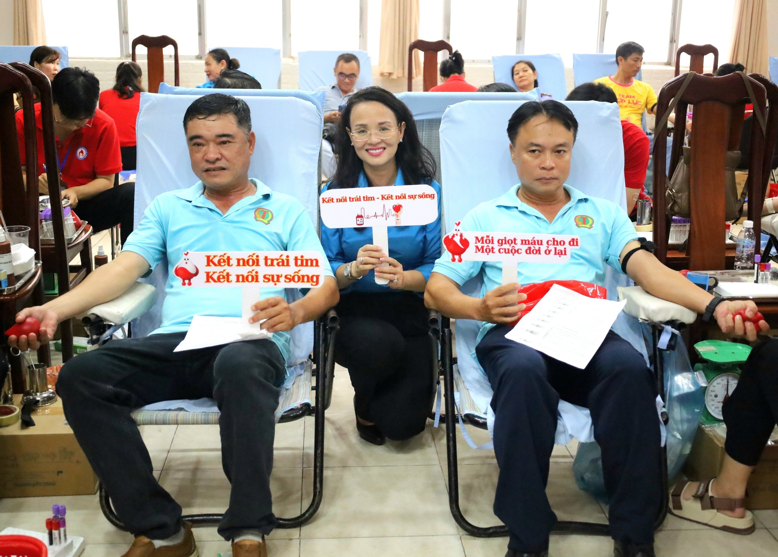 Bà Lê Thị Sương Mai - Chủ tịch Liên đoàn Lao động TP. Cần Thơ chụp hình lưu niệm cùng Đoàn viên công đoàn tham gia hiến máu.