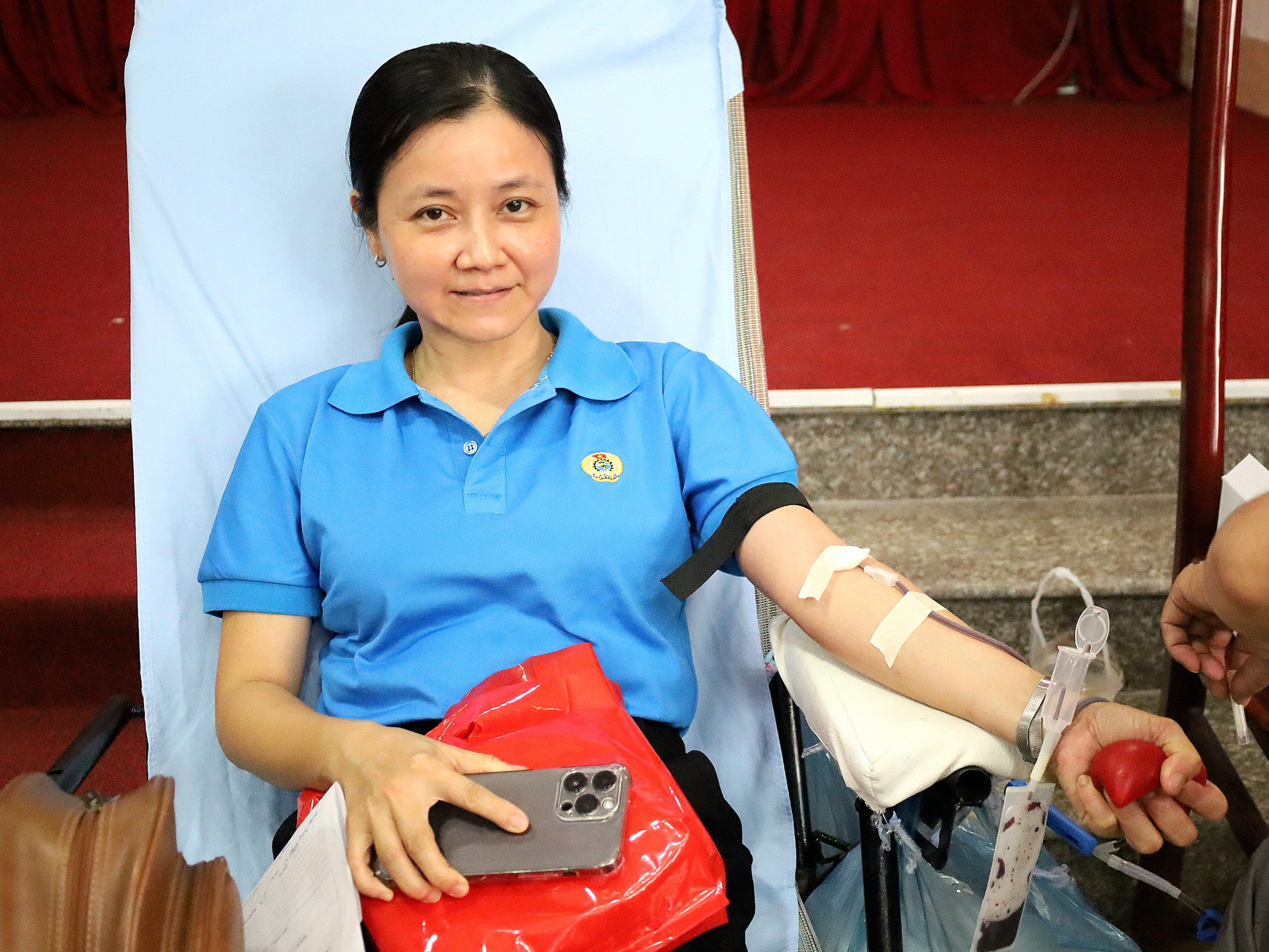 Đoàn viên công đoàn tham gia hiến máu.
