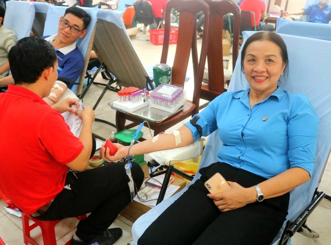 Bà Huỳnh Thị Hiền - Phó Chủ tịch thường trực Liên đoàn Lao động TP. Cần Thơ tham gia hiến máu.
