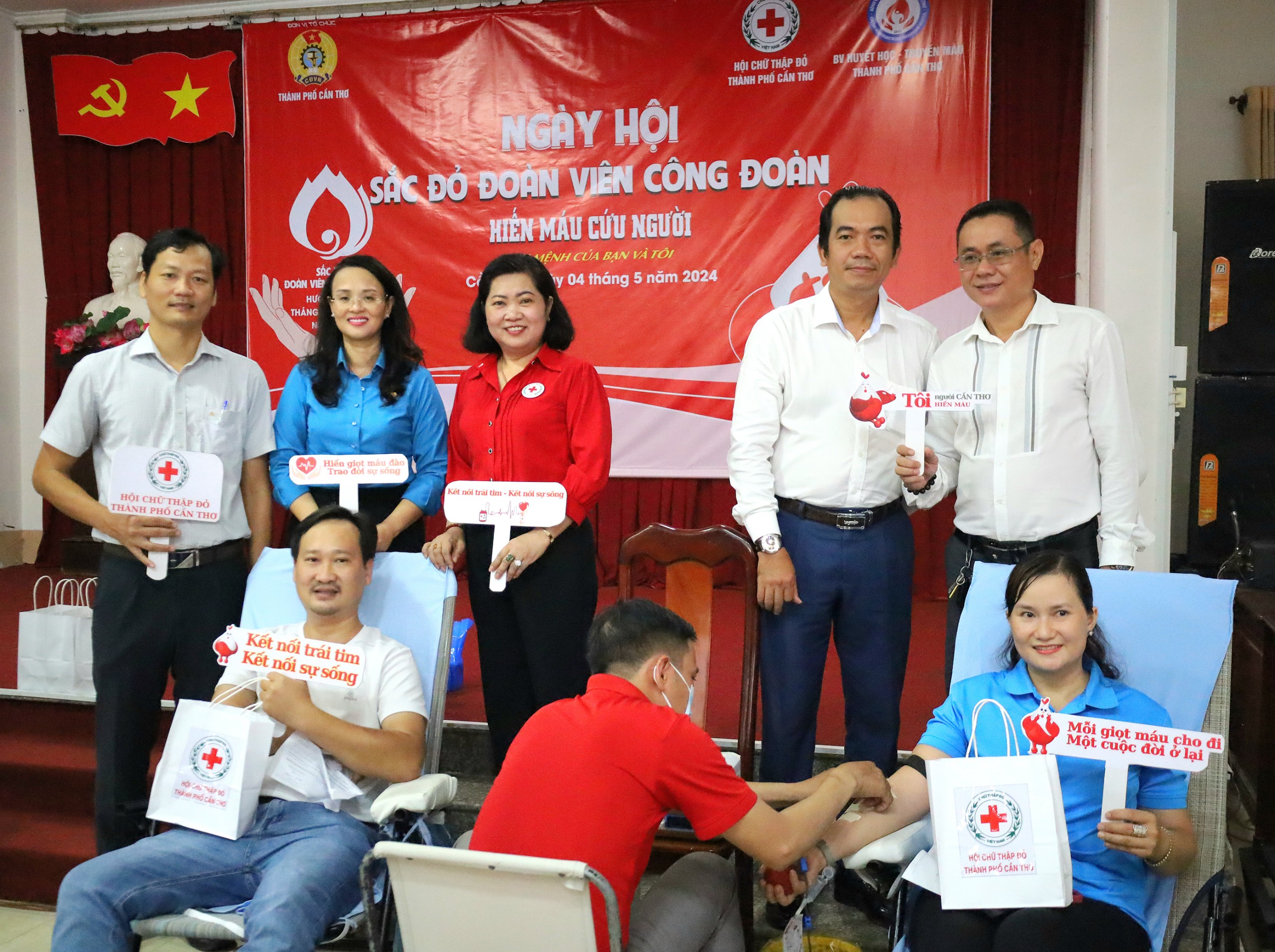 Các đại biểu tặng quà cho Đoàn viên công đoàn tham gia hiến máu.