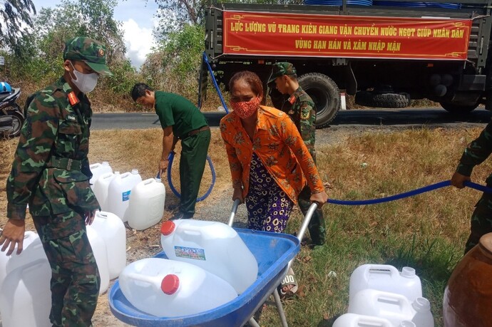 Bà con nhân dân vô cùng phấn khởi khi nhận được giọt nước nghĩa tình.