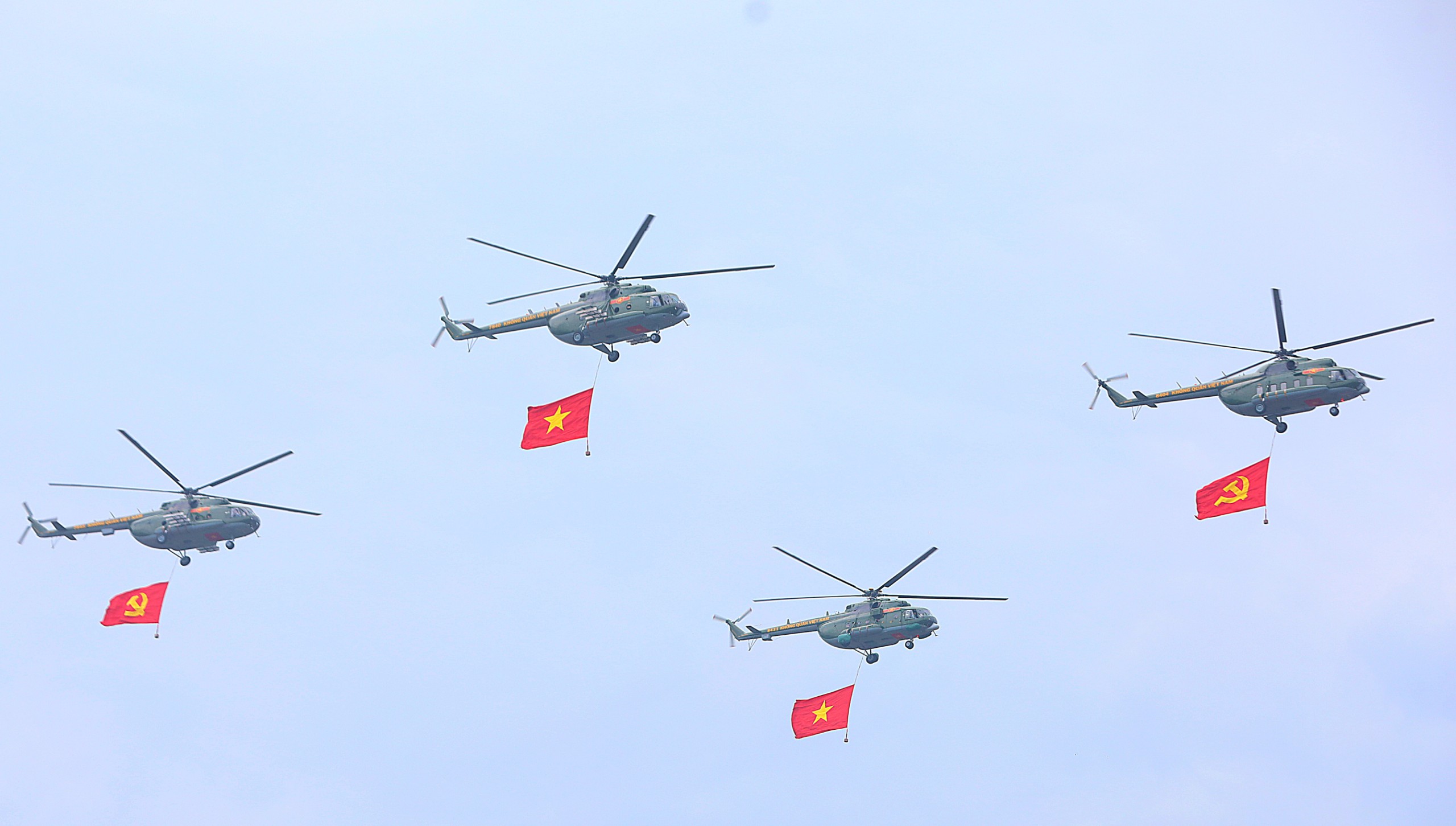 Máy bay trực thăng mang cờ Đảng, cờ Tổ quốc bay qua lễ đài.