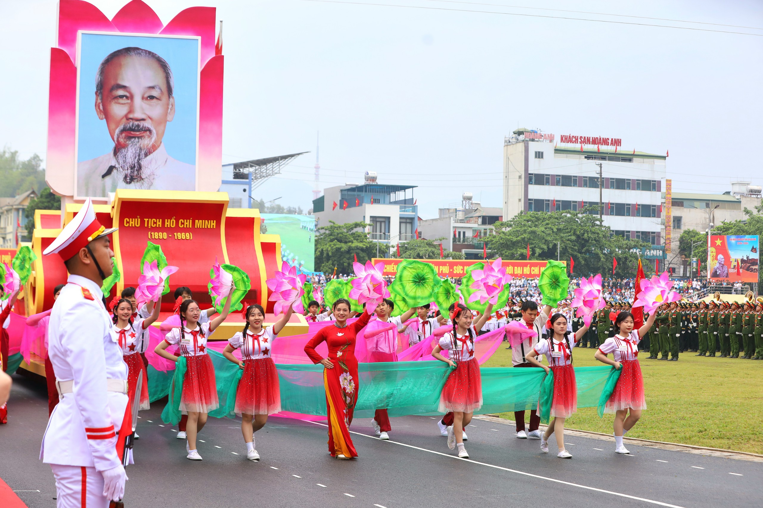 Xe rước ảnh Chủ tịch Hồ Chí Minh.