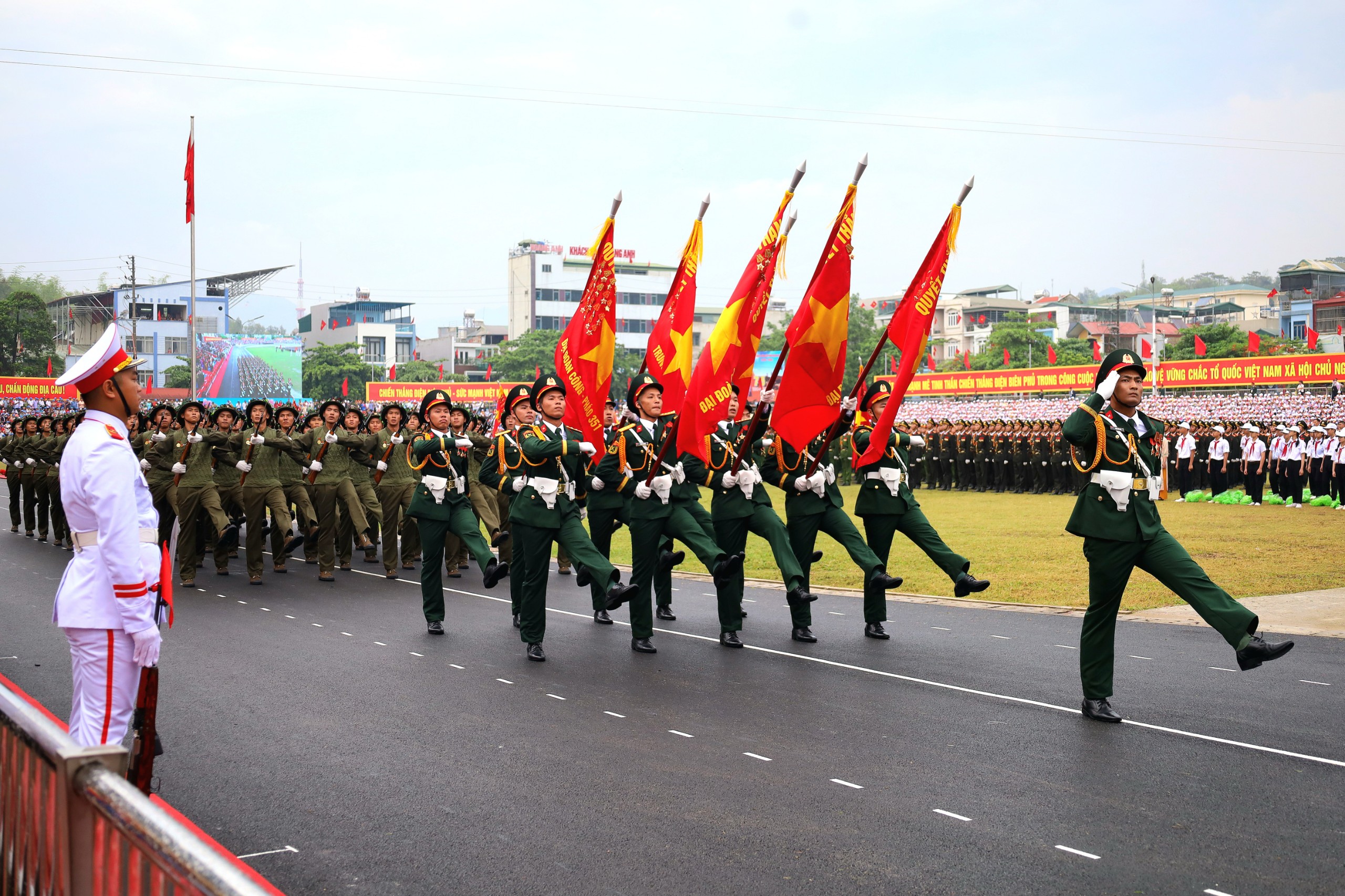 Khối chiến sĩ Điện Biên diễu binh.