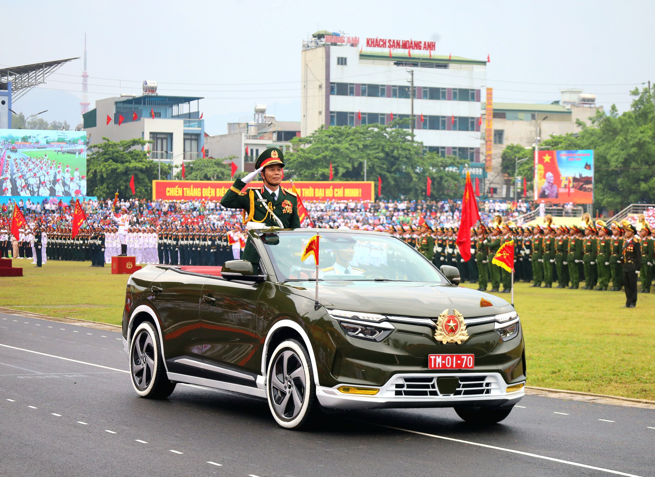 Trung tướng Nguyễn Trọng Bình - Phó Tổng Tham mưu trưởng Quân đội nhân dân Việt Nam trên xe chỉ huy dẫn đầu đoàn diễu binh, diễu hành.