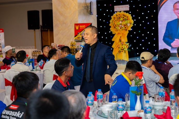 Buổi chia sẻ với chủ đề 'Niềm tin và khát vọng' của diễn giả Phan Phúc Thắng tại buổi tiệc kỷ niệm.