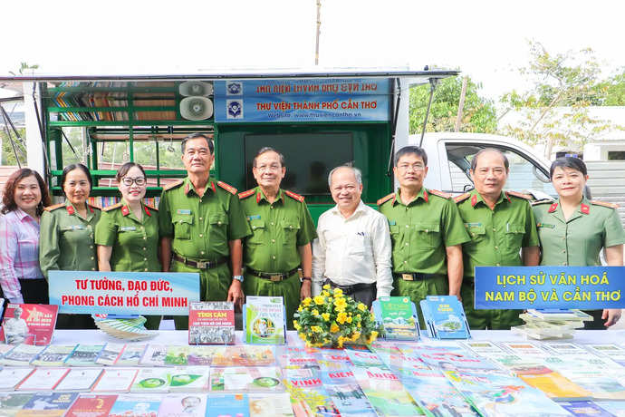 Các đại biểu tham quan khu trưng bày sách tại Trại tạm giam Công an TP Cần Thơ. Ảnh: Công an TP Cần Thơ