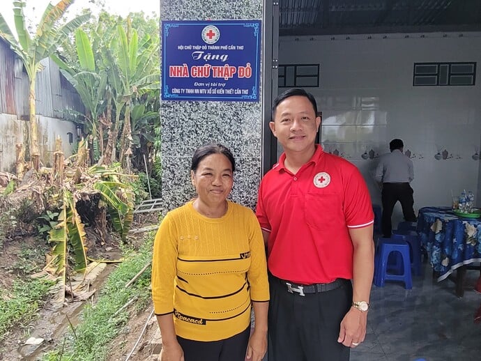Ông Nguyễn Phương Tùng - Trưởng Ban phong trào Hội Chữ thập đỏ TPCT chúc mừng hộ bà Kiều có căn nhà mới khang trang và ấm áp nghĩa tình