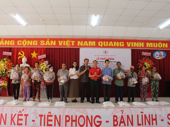 Lễ phát động “Tháng Nhân Đạo” với chủ đề “Hành trình nhân đạo - Trao nhận yêu thương” diễn ra tại phường Trung Nhứt, Quận Thốt Nốt đã trao các phần quà cho bà con nghèo, khó khăn