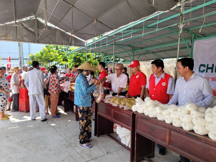 “Chợ Nhân đạo” hỗ trợ 100 phần quà, trị giá mỗi phần 300.000 đồng để phục vụ người nghèo, cận nghèo, khó khăn và cán bộ hội viên, tình nguyện viên có hoàn cảnh đặc biệt khó khăn