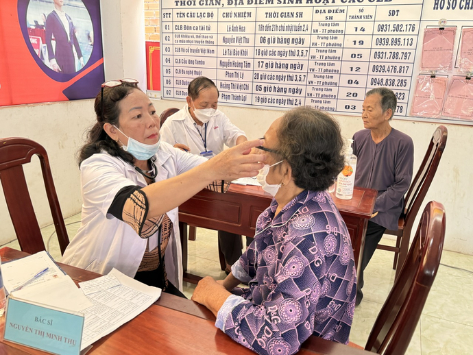 Bs Nguyễn Thị Minh Thu khám chữa bệnh cho bà con tại chương trình.