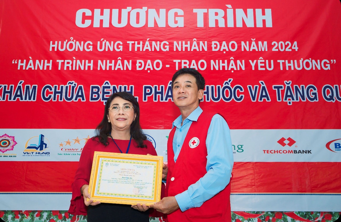 Ông Trần Minh Sang - PCT Hội Chữ thập đỏ Quận Ninh Kiều tặng giấy khen cho ThS. Nguyễn Thị Tốt.