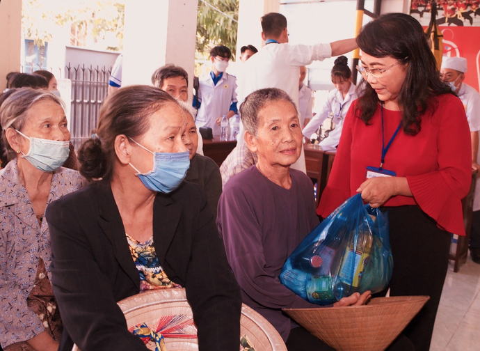 ThS. Nguyễn Thị Tốt – Chủ tịch HĐQT Trường Trung cấp Quốc tế Mekong, hội đồng sáng lập phòng khám BIC NANO CELL tặng phần quà cho bà con khó khăn.