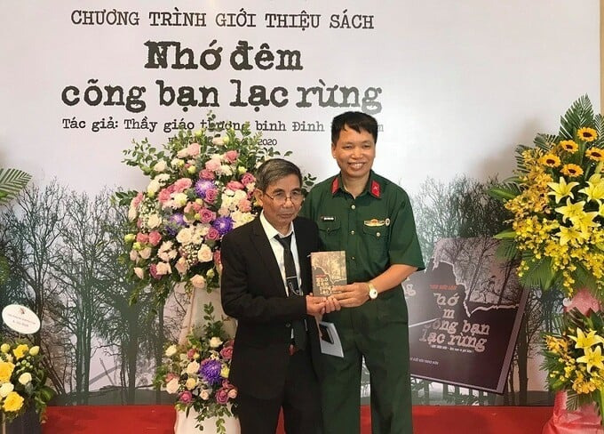 Tôi – Đinh Đức Lâm cùng Nhà văn Đại tá Đặng Vương Hưng tại buổi ra mắt sách “Nhớ đêm cõng bạn lạc rừng”.