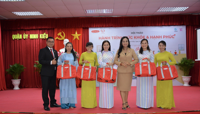 Công ty Bảo hiểm Dai-ichi Life Cần Thơ trao quà cho các hội viên Hội LHPN Quận Ninh Kiều.