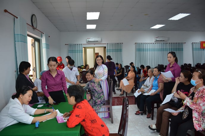 Hội viên phụ nữ được các y bác sĩ bệnh viện Quốc tế Phương Châu kiểm tra sức khỏe.