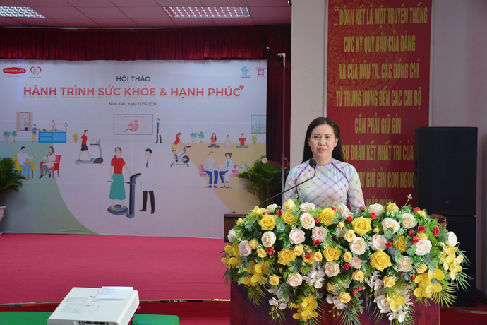 Bà Nguyễn Thị Hồng Nga - Quận ủy viên, Chủ tịch Hội LHPN quận Ninh Kiều phát biểu tại hội thảo.