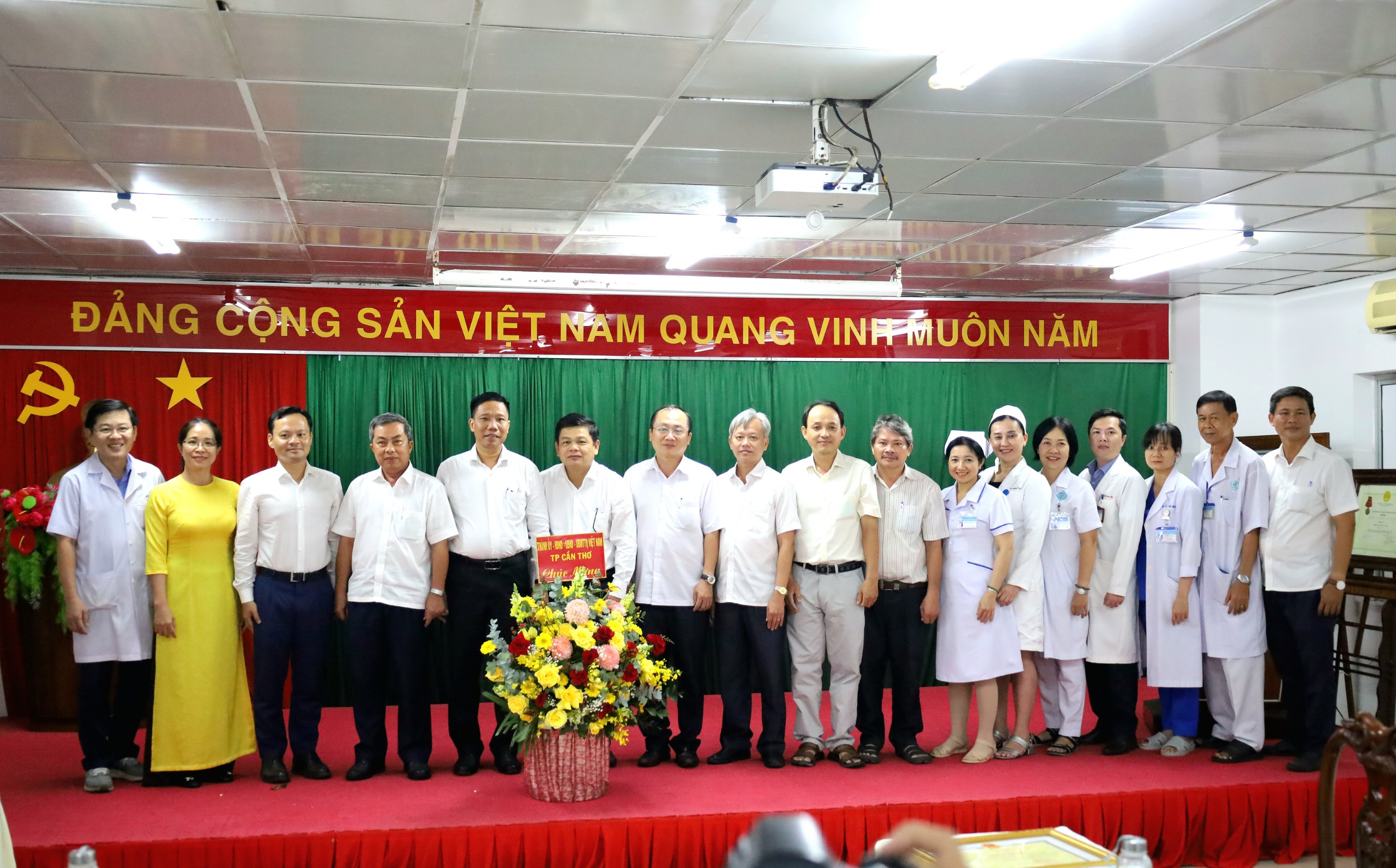 Lãnh đạo thành phố, Sở Y tế chụp hình lưu niệm cùng lãnh đạo Bệnh viện ĐKTW Cần Thơ và ekip thực hiện thành công ca ghép thận đầu tiên