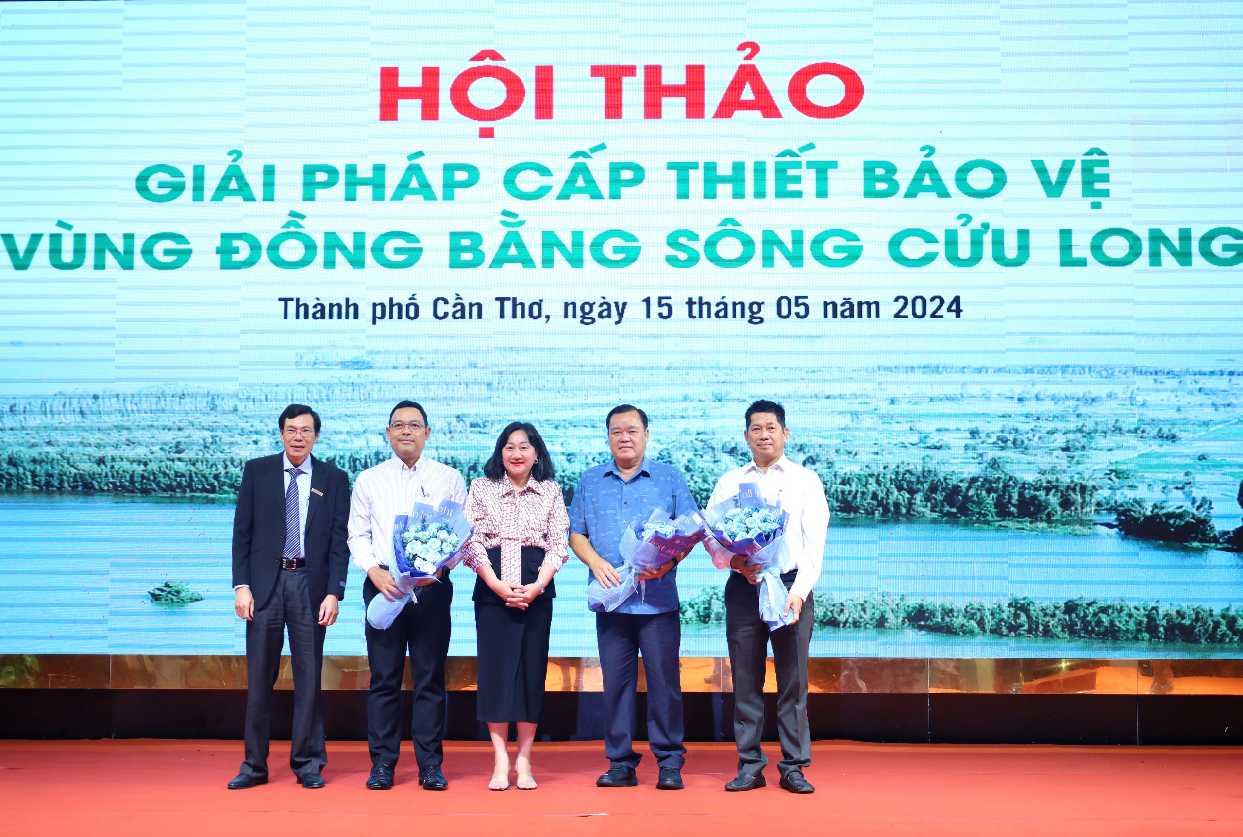 Ban tổ chức tặng hoa cho các đơn vị tài trợ tổ chức hội thảo.