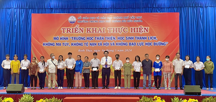 Thiếu tướng Nguyễn Văn Thuận, Giám đốc Công an TP và Giám đốc Sở GD&ĐT Trần Thanh Bình trao học bổng cho các em học sinh.