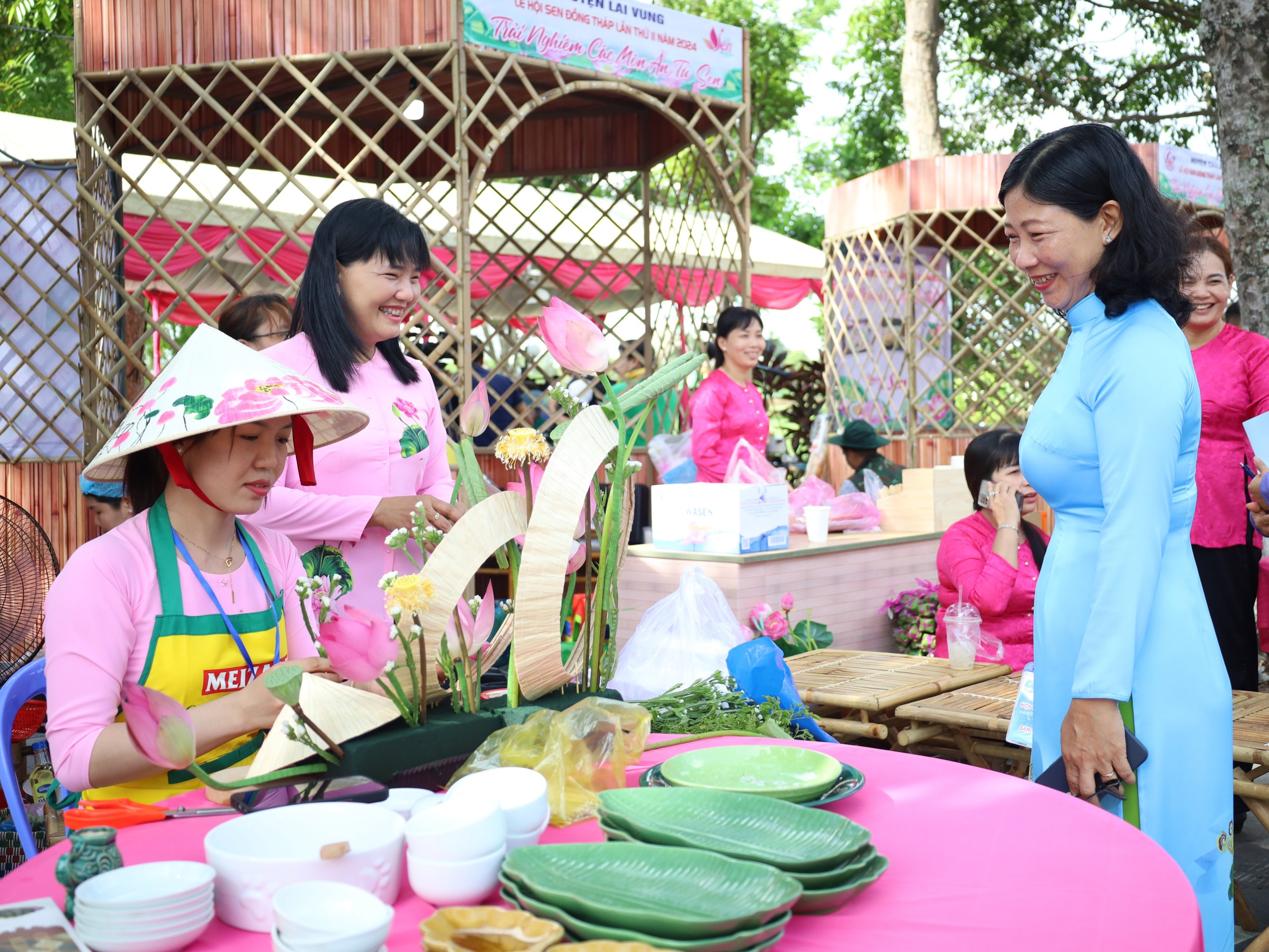 Bà Nguyễn Thị Nhanh – Chủ tịch Hội Liên hiệp phụ nữ tỉnh Đồng Tháp, Trưởng Ban tổ chức hội thi tham quan các đội làm công tác chuẩn bị.