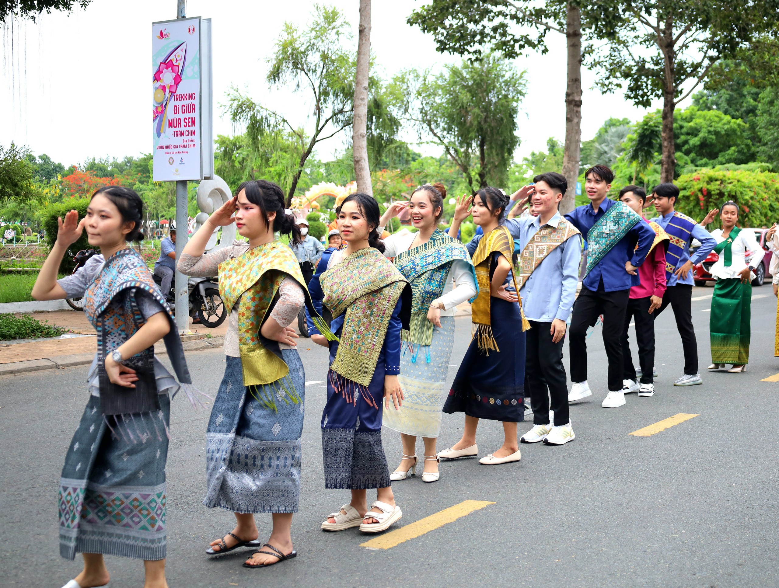 Các em sinh viên quốc tế tham gia Lễ hội Carnival Sen.