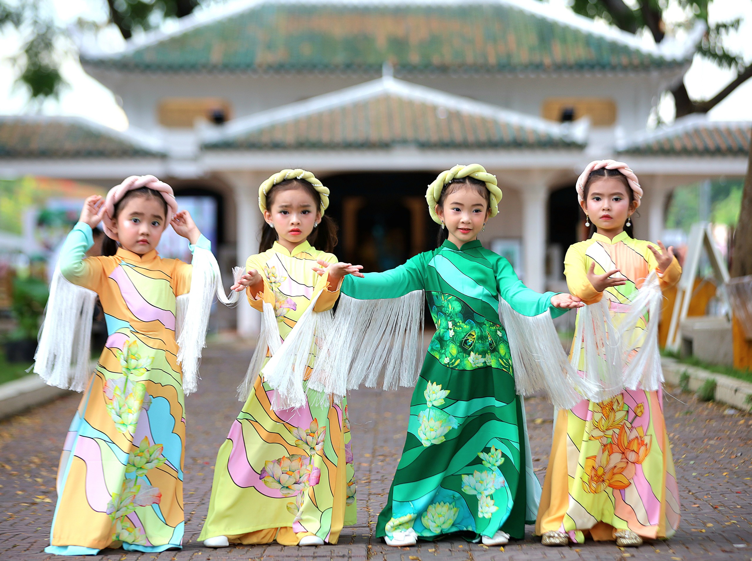 Các em thiếu nhi tham gia trình diễn trang phục áo dài trong BST Khát Vọng Sen Hồng của Nhà thiết kế Tạ Linh Nhân.