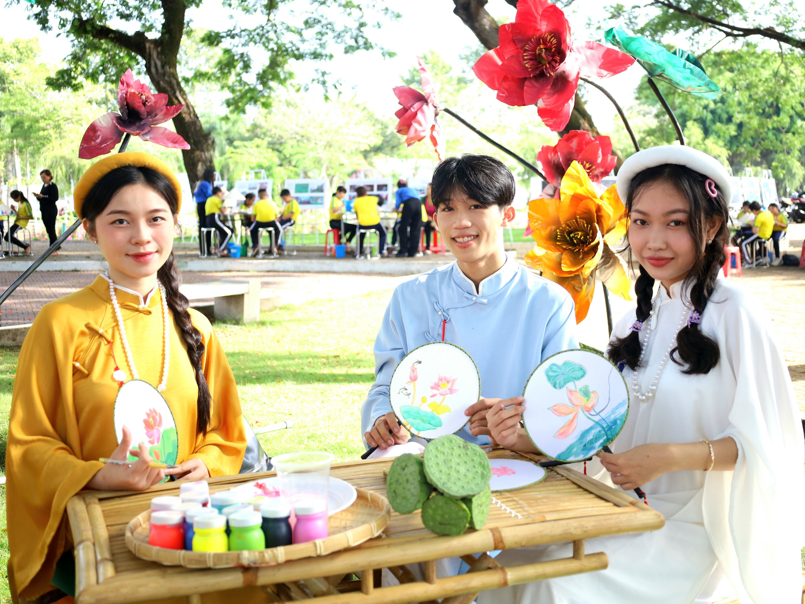 Các sinh viên Trường Đại học Đồng Tháp tham gia vẽ hình hoa sen trên quạt.