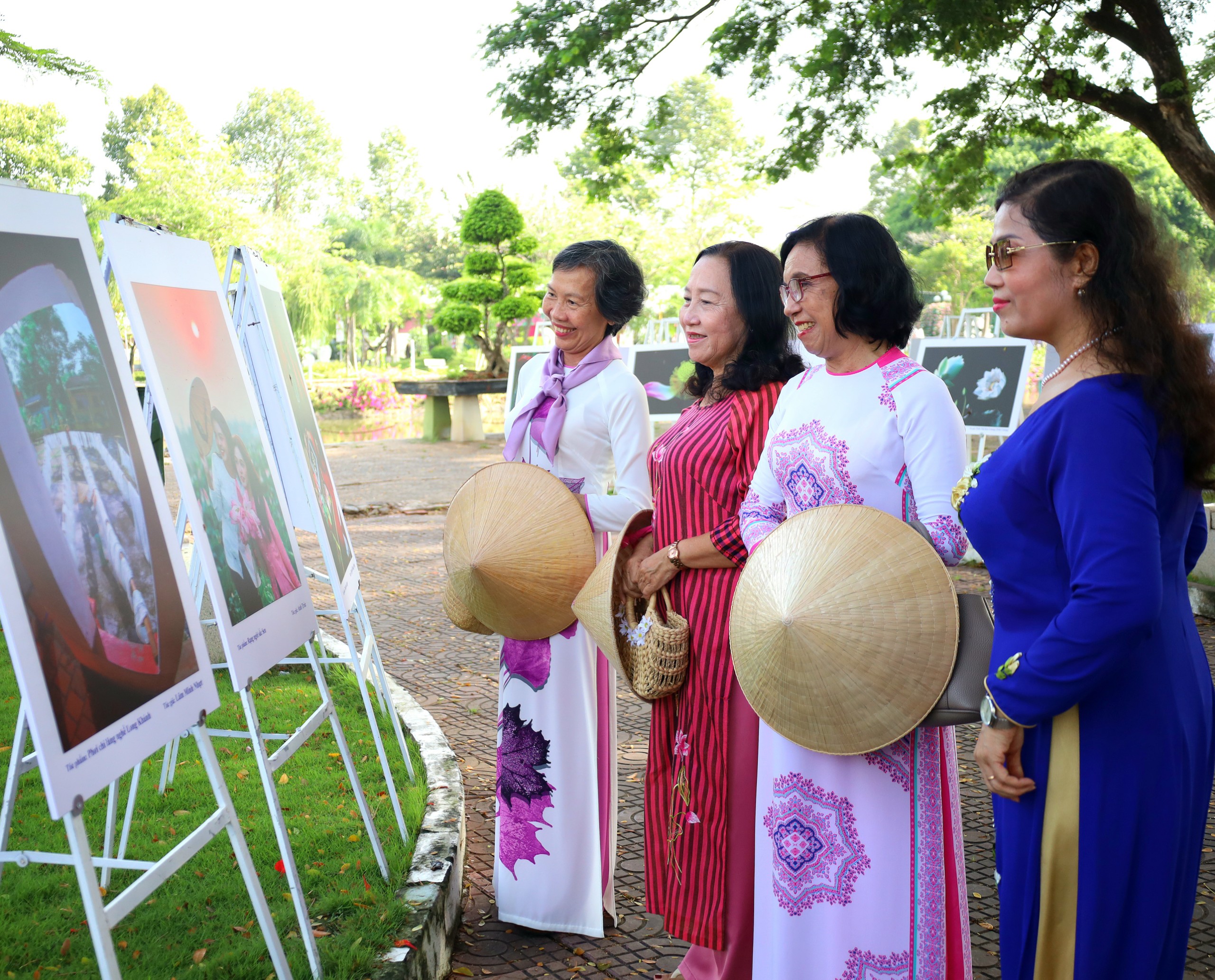 Khách tham quan Triển lãm ảnh nghệ thuật chủ đề 'Sen hồng tỏa ngát'.