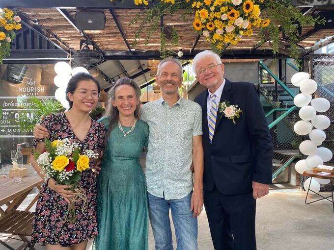 Tác giả Thu Nguyễn dự đám cưới cha đỡ đầu Manus Campbell (ngoài cùng bên phải)