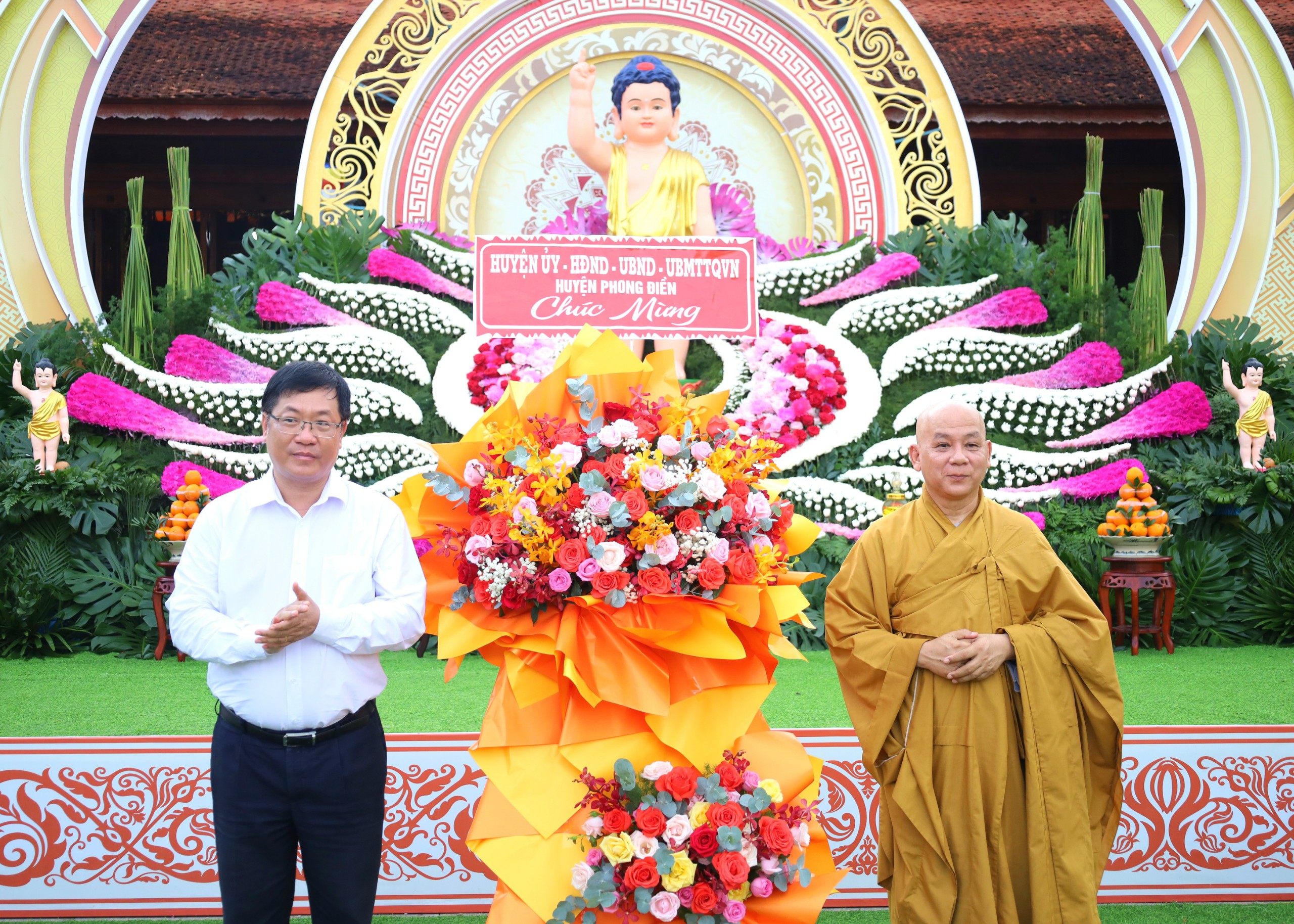 Ông Trần Lê Bình - Phó Bí thư Thường trực Huyện ủy Phong Điền, TP. Cần Thơ trao tặng hoa chúc mừng Đại lễ Phật Đản Phật lịch 2568.