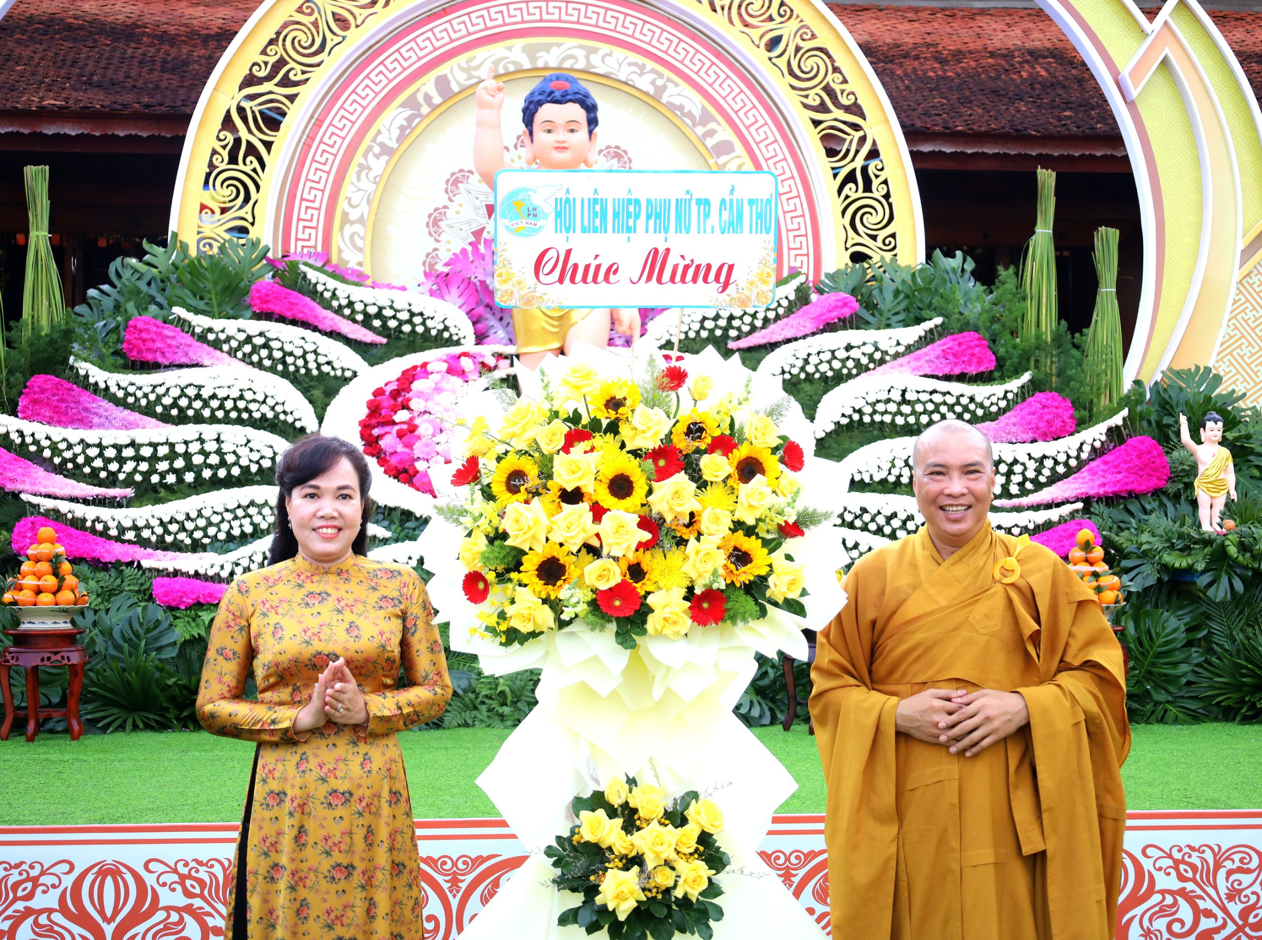 Bà Võ Kim Thoa - Chủ tịch Hội Liên hiệp phụ nữ TP. Cần Thơ trao tặng hoa chúc mừng Đại lễ Phật Đản Phật lịch 2568.