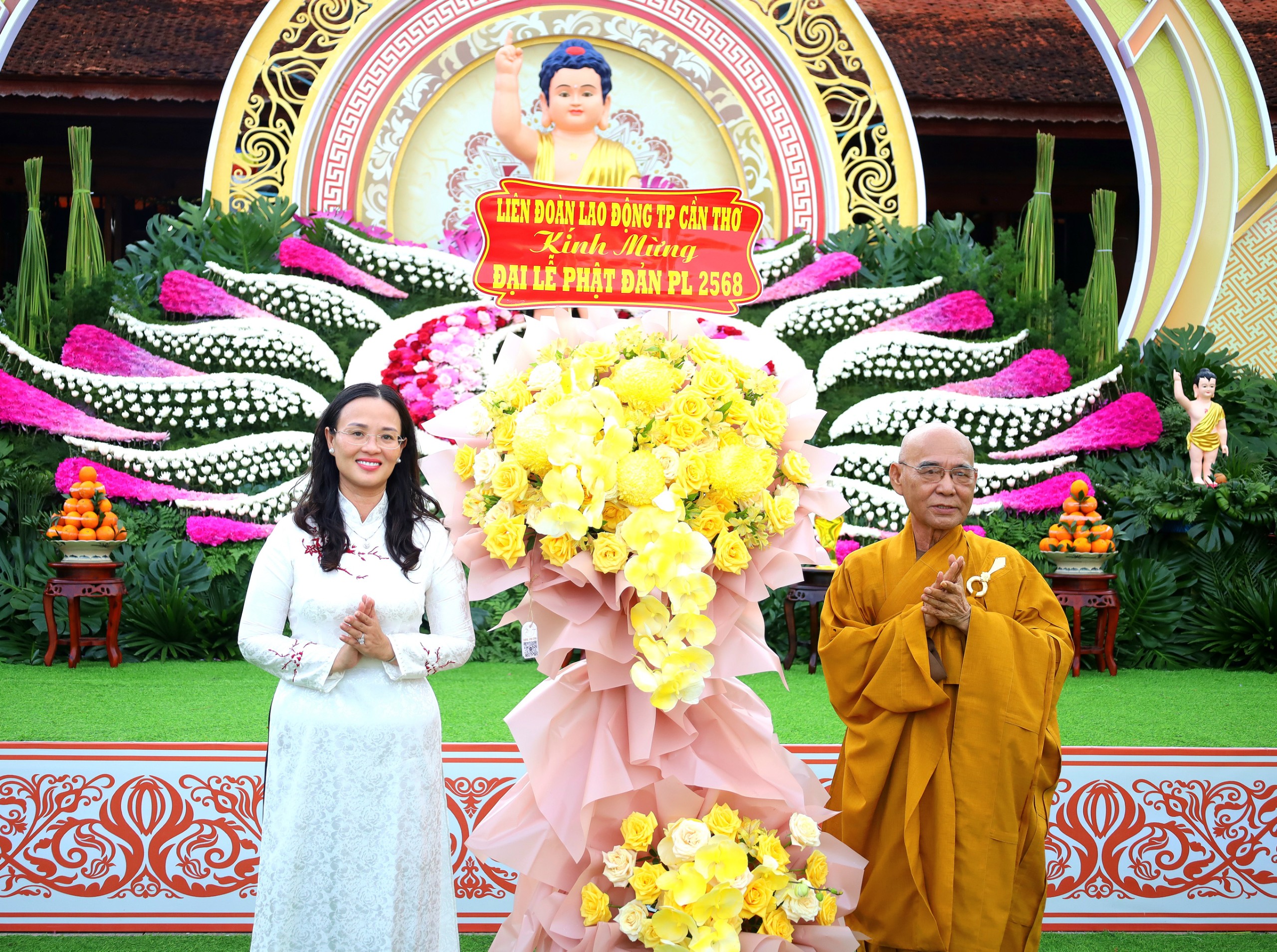 Bà Lê Thị Sương Mai - Chủ tịch Liên đoàn lao động TP. Cần Thơ trao tặng hoa chúc mừng Đại lễ Phật Đản Phật lịch 2568.