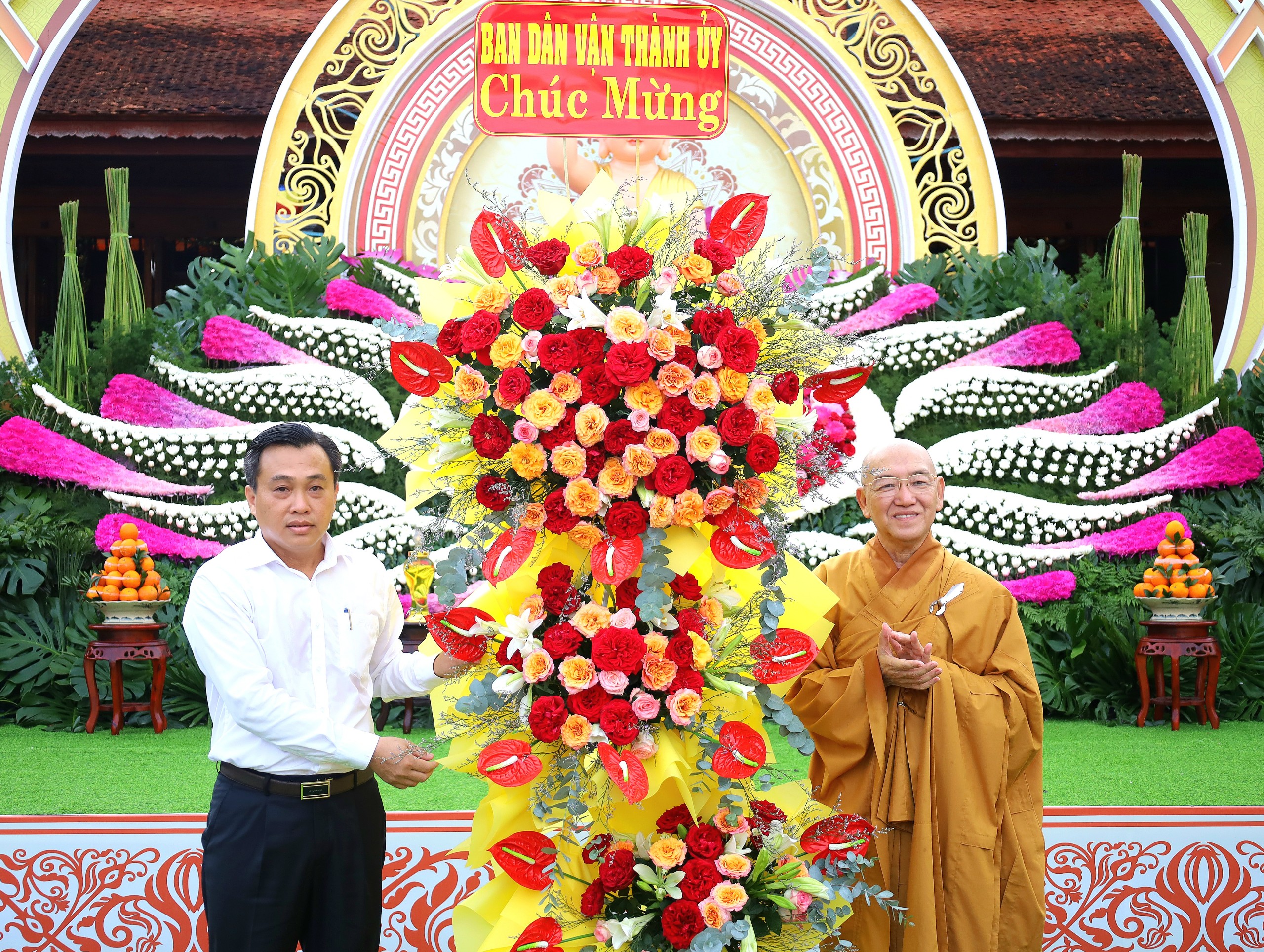 Ông Nguyễn Hồng Hà - Phó Trưởng Ban Dân vận Thành ủy Cần Thơ trao tặng hoa chúc mừng Đại lễ Phật Đản Phật lịch 2568.