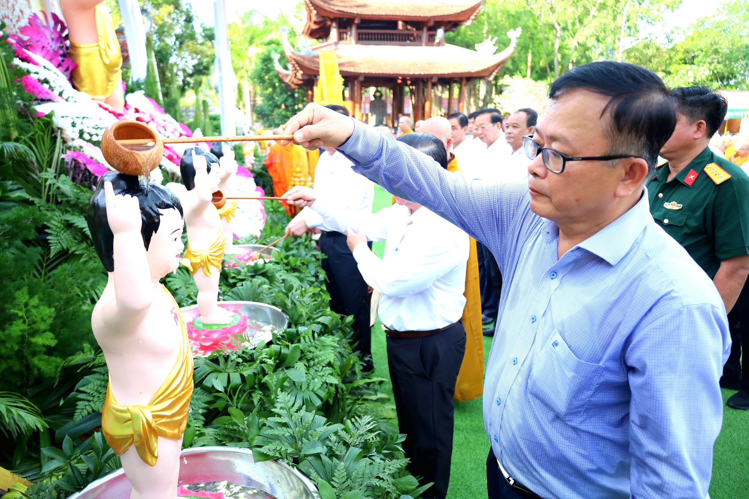 Ông Nguyễn Trung Nhân - Ủy viên BTV Thành ủy, Chủ tịch UB MTTQVN TP. Cần Thơ thực hiện nghi thức tắm Phật.