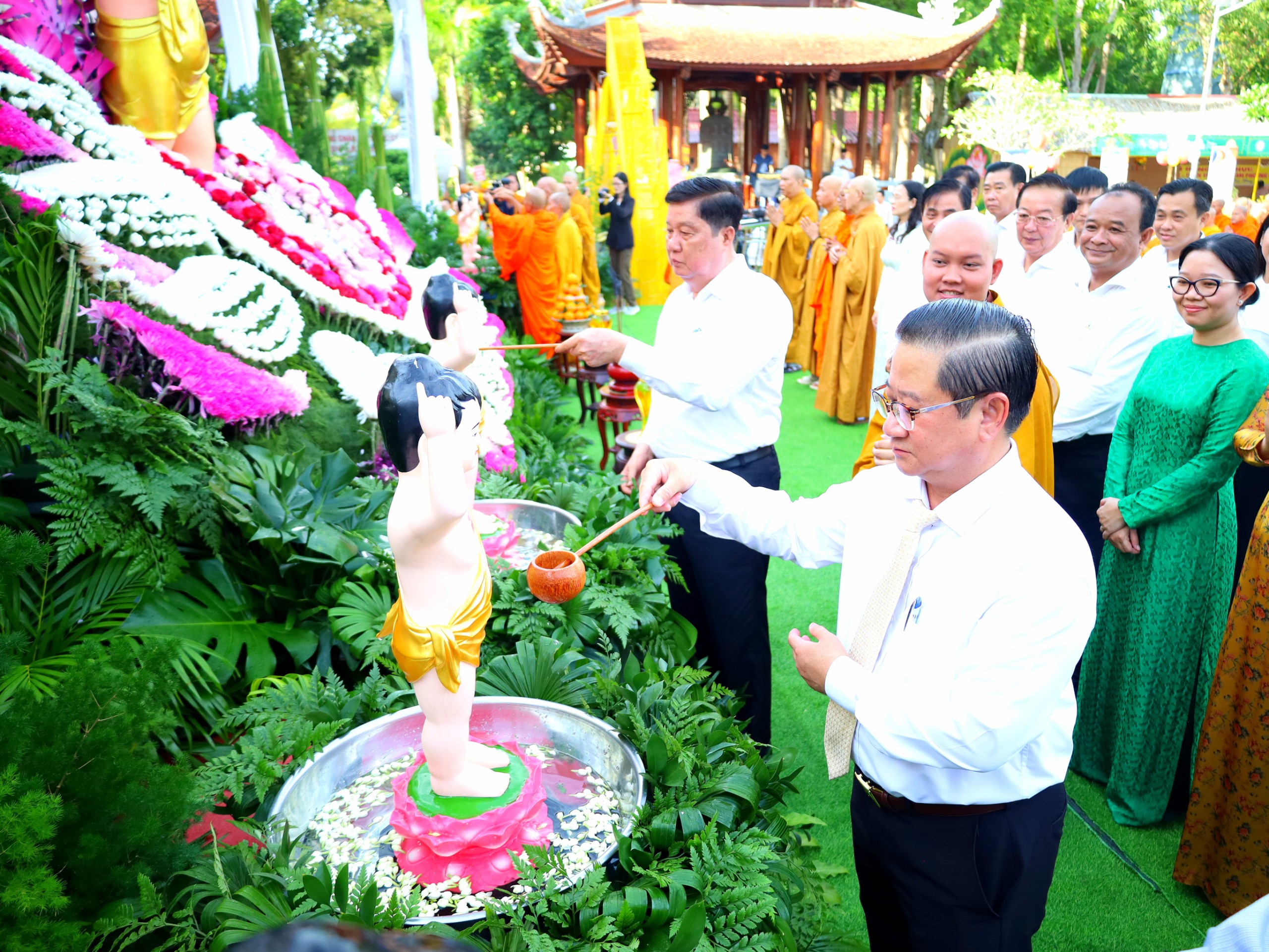 Ông Trần Việt Trường – Phó Bí thư Thành ủy, Chủ tịch UBND TP. Cần Thơ thực hiện nghi thức tắm Phật.
