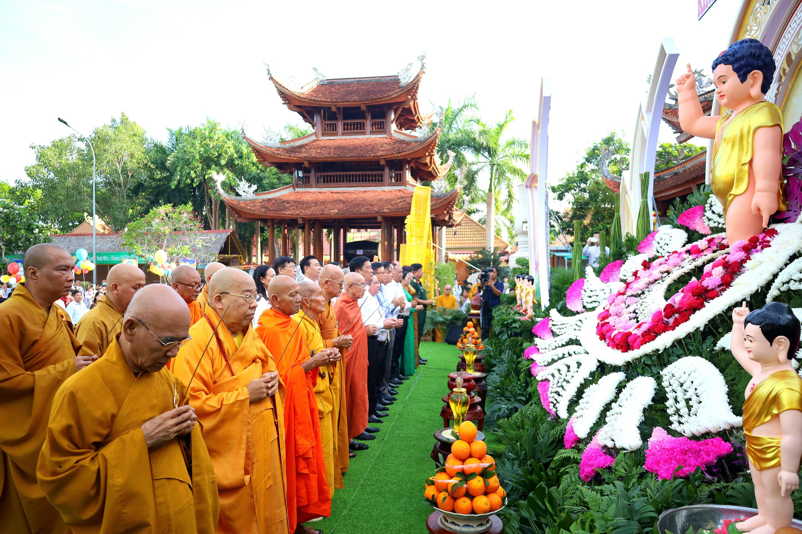 Các đại biểu thực hiện nghi thức mừng Đại lễ Phật Đản Phật lịch 2568.