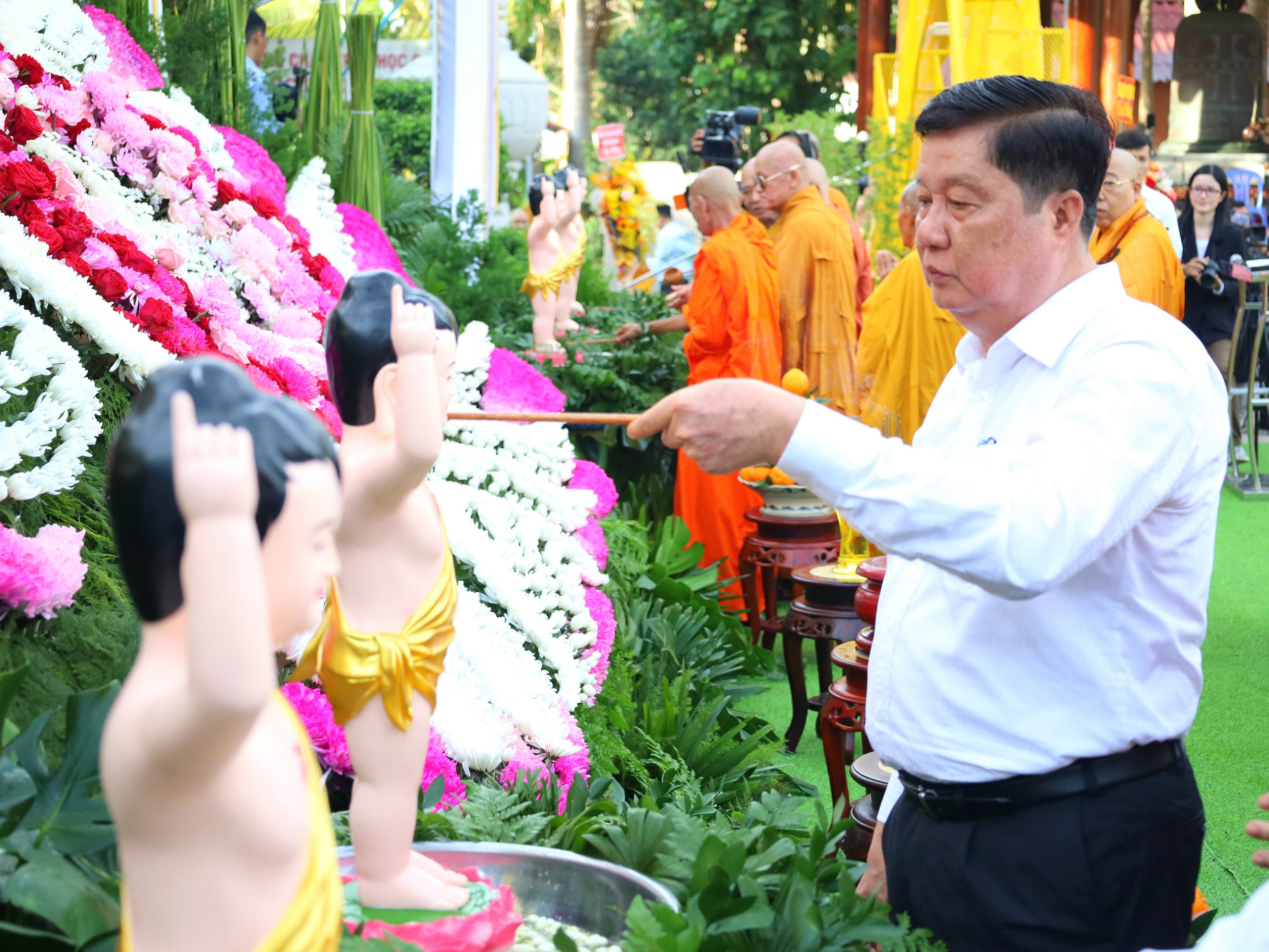 Ông Phạm Văn Hiểu - Phó Bí thư thường trực Thành ủy, Chủ tịch HĐND TP. Cần Thơ thực hiện nghi thức tắm Phật.