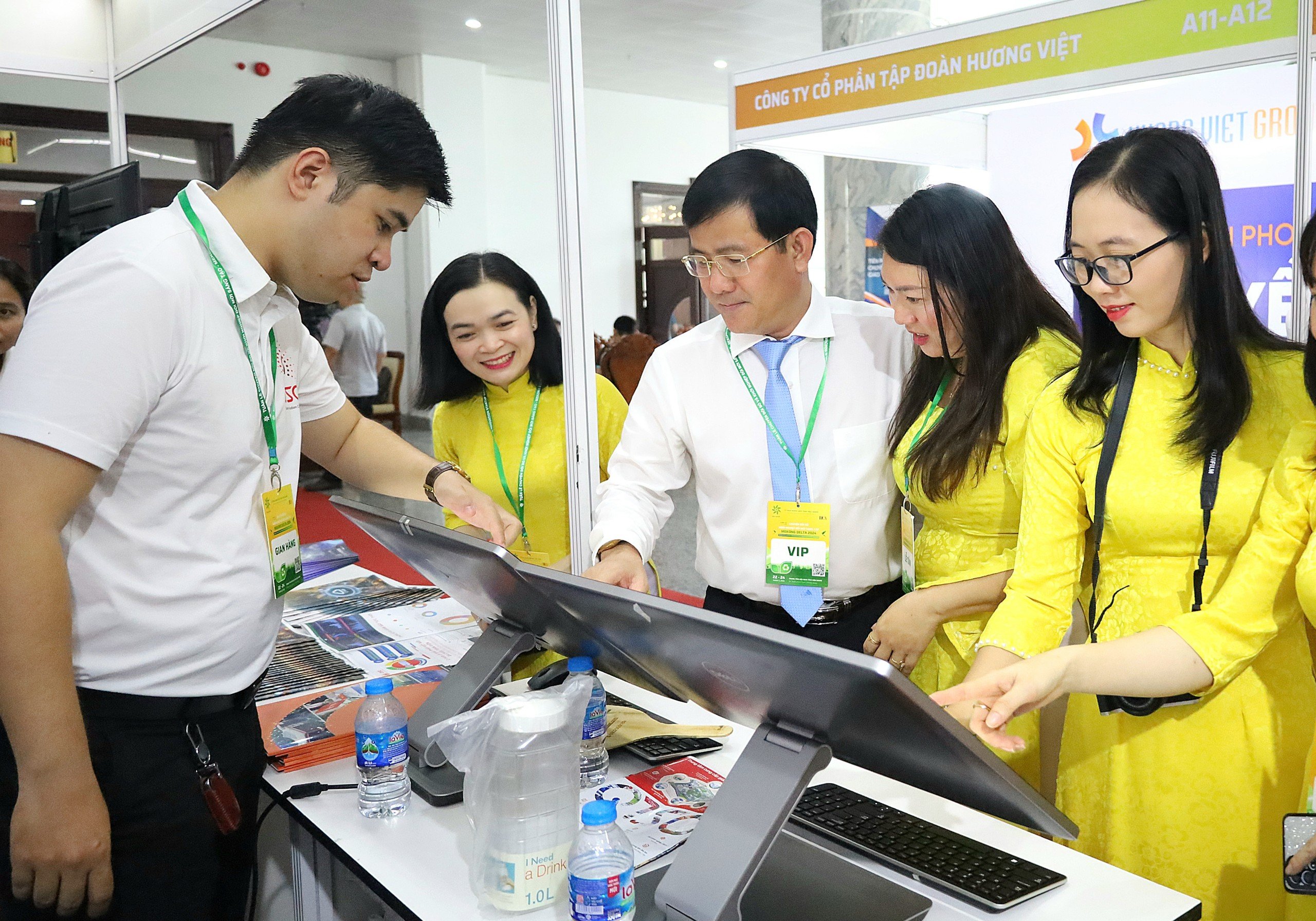 Ông Trần Văn Huyến - Phó Bí thư Thường trực Tỉnh ủy, Chủ tịch HĐND tỉnh Hậu Giang tham quan khu vực trưng bày sản phẩm công nghệ.