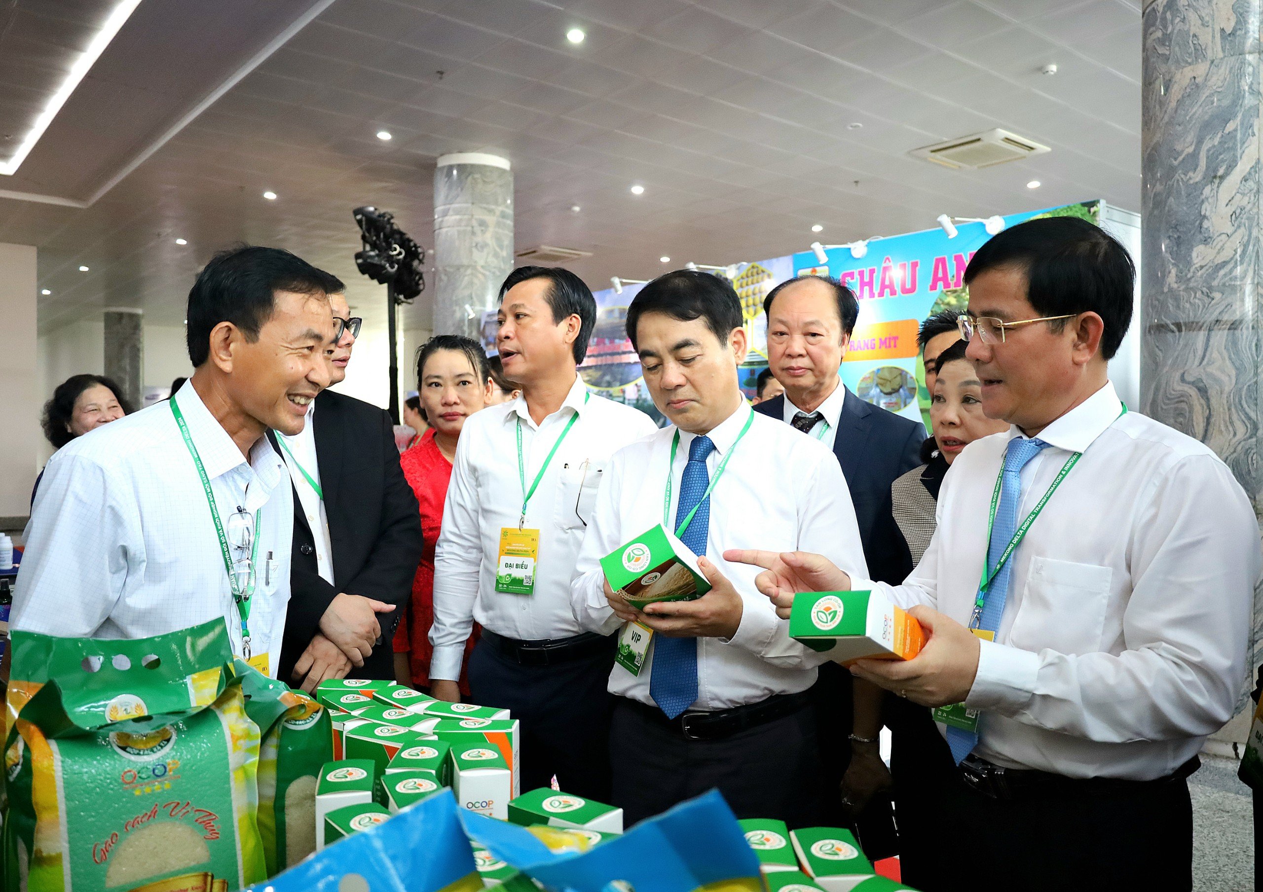 Ông Nghiêm Xuân Thành - Ủy viên BCH Trung ương Đảng, Bí thư Tỉnh ủy Hậu Giang (thứ 2 từ phải qua) xem các sản phẩm trưng bày.