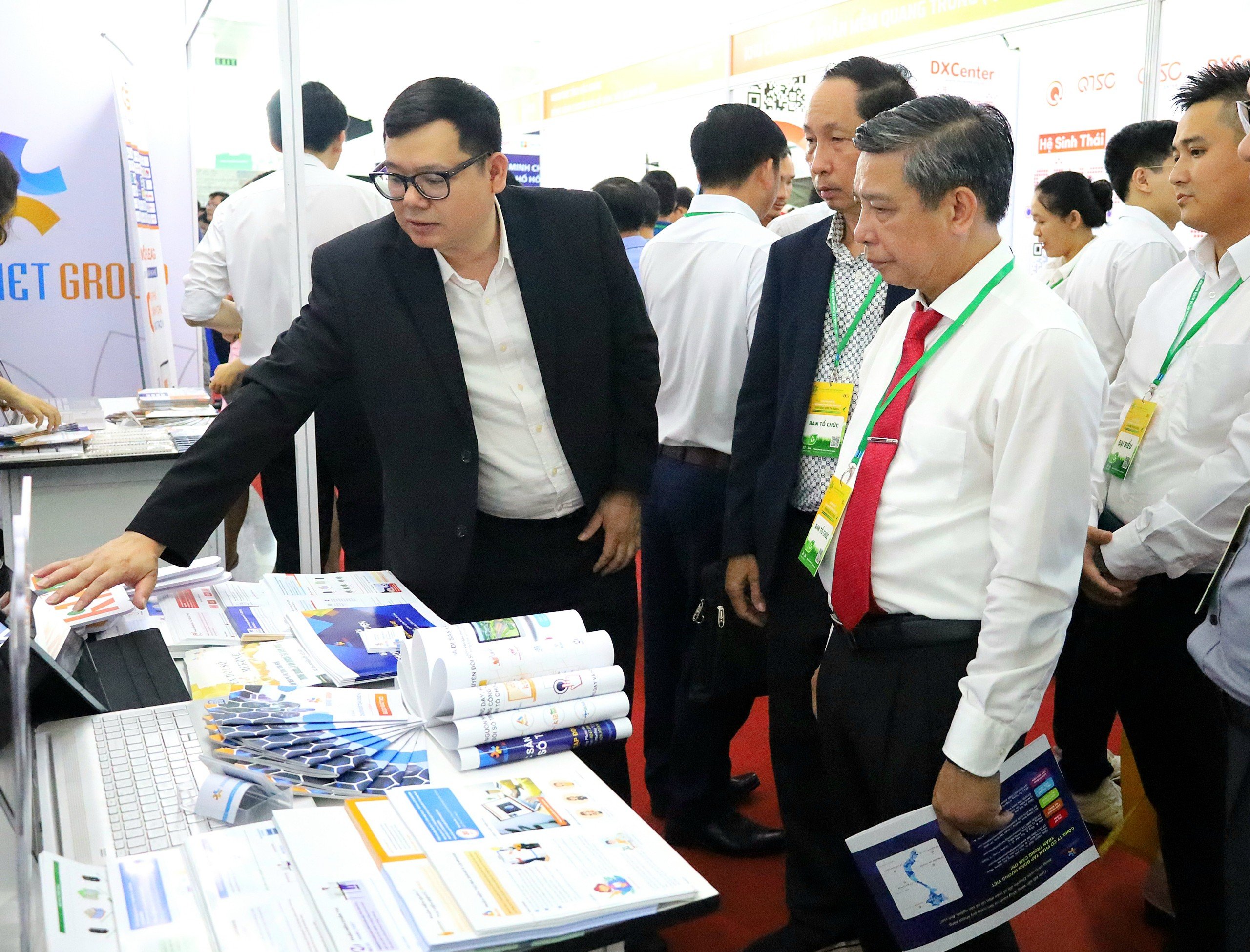 Ông Đồng Văn Thanh - Phó Bí thư Tỉnh ủy, Chủ tịch UBND tỉnh Hậu Giang tham quan khu vực trưng bày sản phẩm công nghệ.