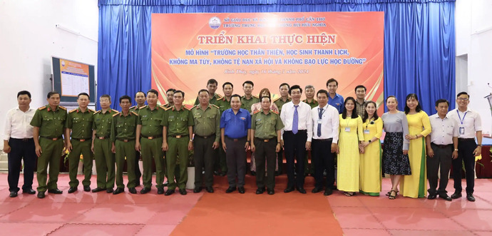 Các đại biểu tham dự triển khai thực hiện mô hình “Trường học thân thiện, học sinh thanh lịch, không ma túy, không tệ nạn xã hội và không bạo lực học đường” tại Trường THPT Bùi Hữu Nghĩa.