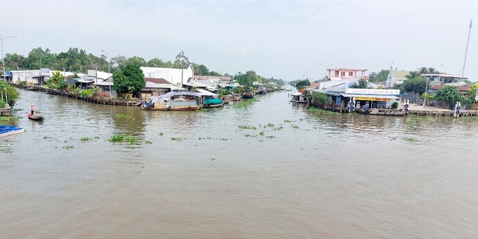 Chợ nổi Ngã Năm là giao điểm của năm con sông đi năm ngả: Cà Mau, Vĩnh Quới, Long Mỹ, Thạnh Trị, Phụng Hiệp.