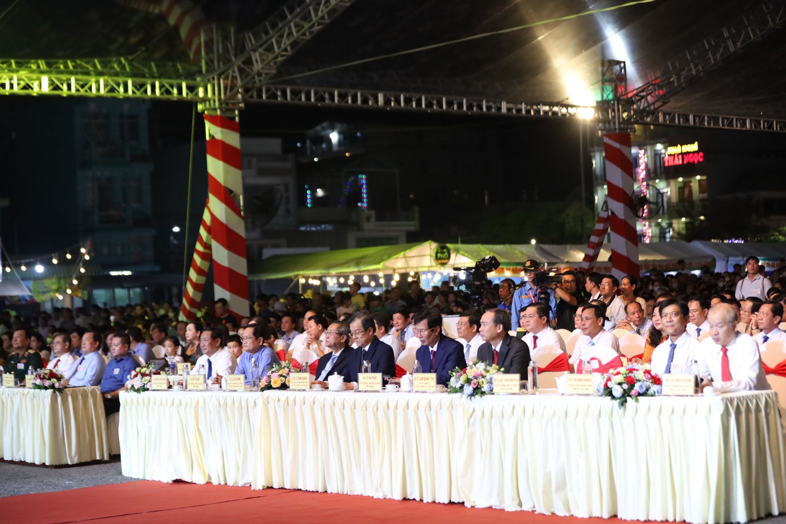 Các đại biểu và đông đảo người dân và du khách tham gia lễ khai hội.