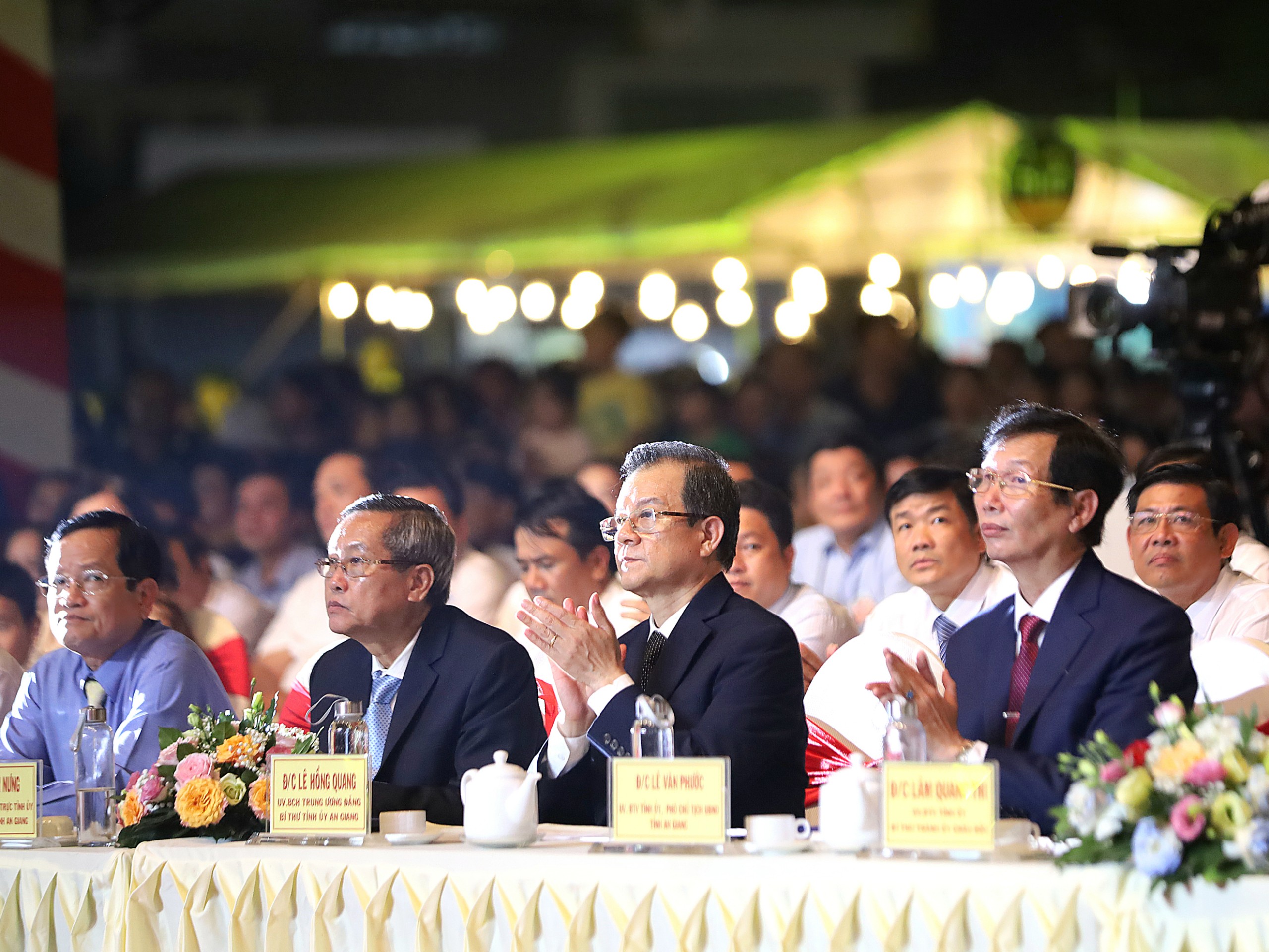 Ông Lê Hồng Quang - Ủy viên BCH Trung ương Đảng, Bí thư Tỉnh ủy An Giang (thứ 2 từ phải qua) tham dự lễ khai hội.