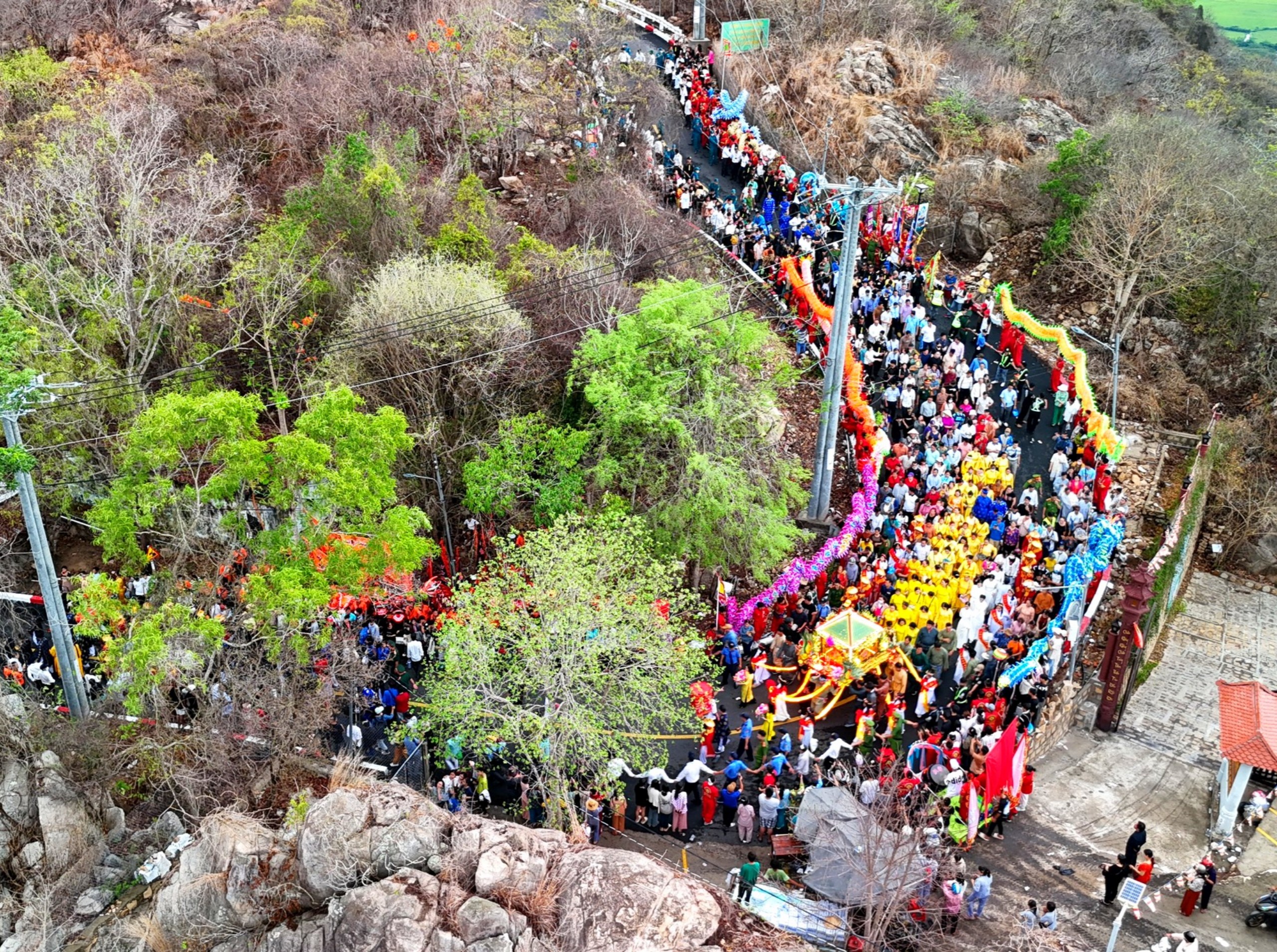 Lễ phục hiện rước tượng Bà Chúa Xứ núi Sam từ đỉnh núi Sam xuống Miếu Bà thu hút hàng ngàn người dân địa phương và du khách thập phương tham dự.