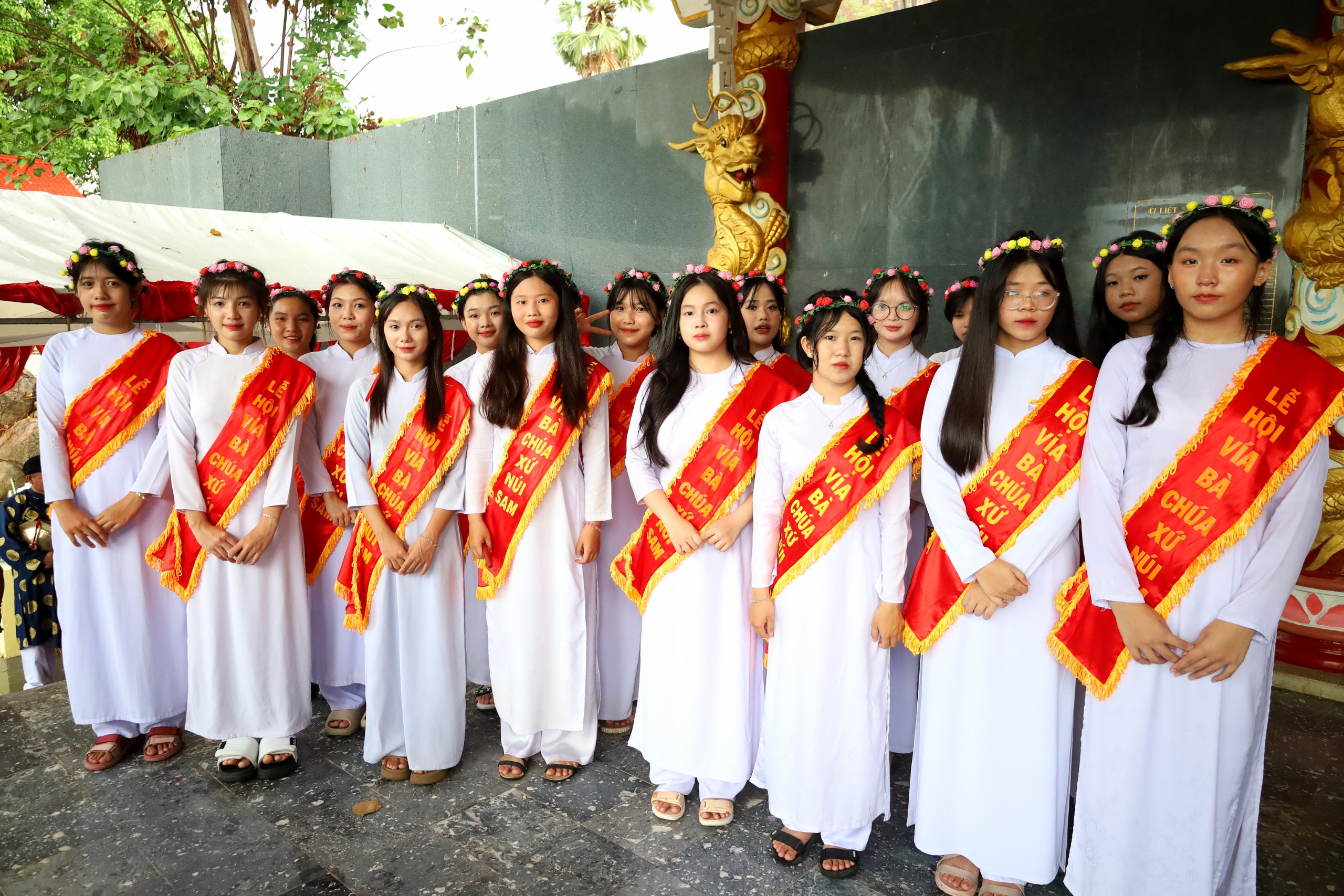 Những nữ sinh tham gia Lễ Phục hiện rước tượng Bà.
