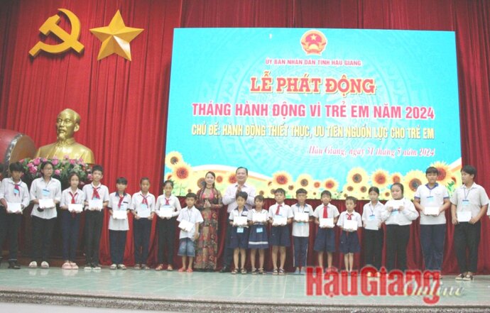 Bà Võ Thị Mỹ Trang, Phó Chủ tịch HĐND tỉnh; ông Nguyễn Văn Hòa, Phó Chủ tịch UBND tỉnh, trao quà đến trẻ em có hoàn cảnh đặc biệt khó khăn.