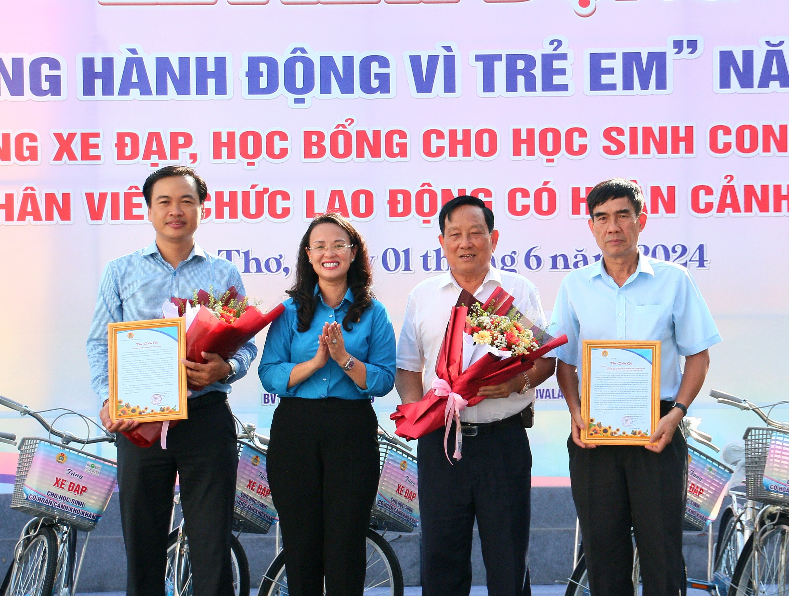 Bà Lê Thị Sương Mai - Chủ tịch Liên đoàn Lao động TP. Cần Thơ trao tặng hoa và thư cám ơn cho các đơn vị tài trợ.