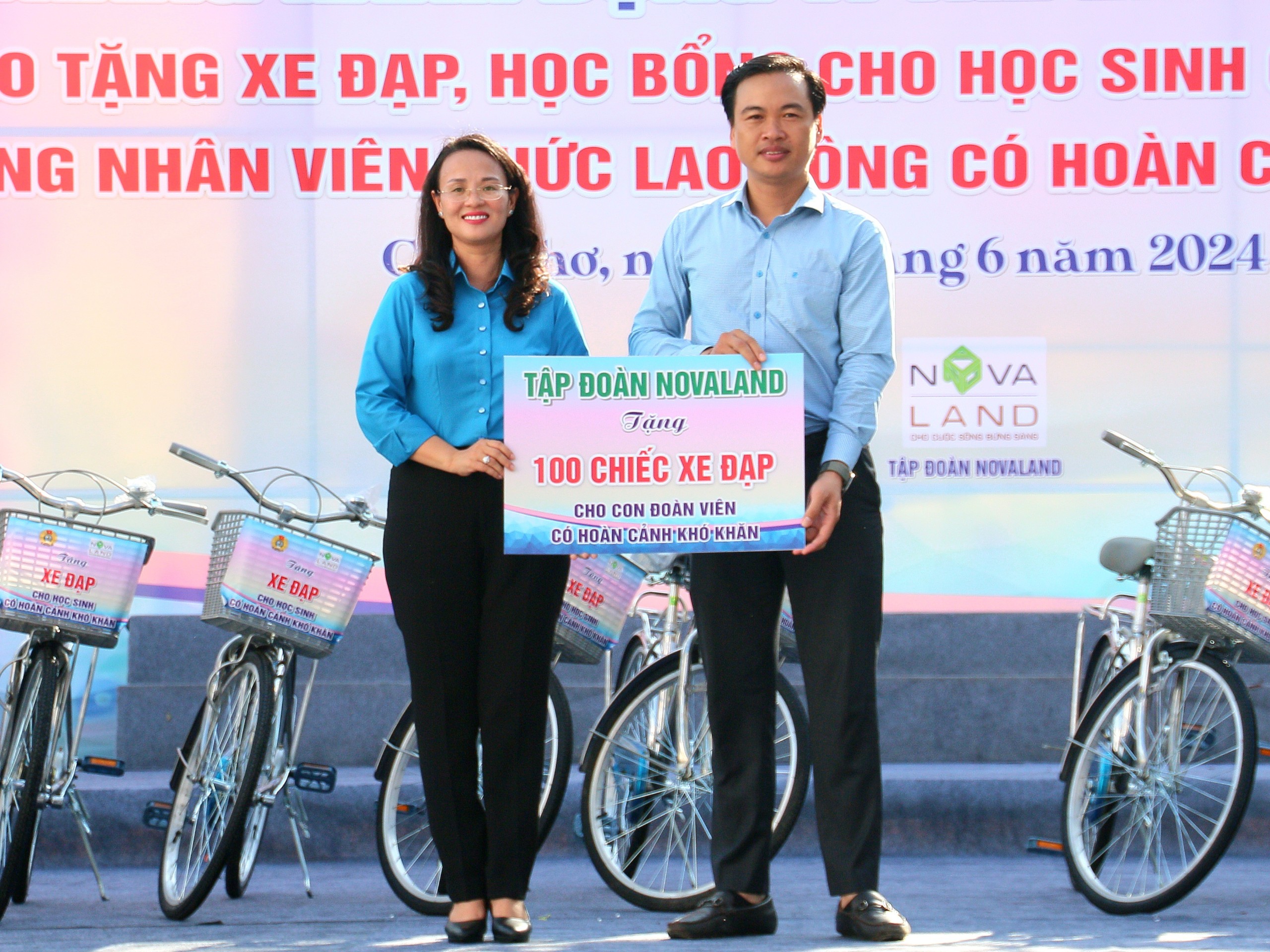 Ông Nguyễn Văn Phong - Giám đốc Điều hành cụm Đồng bằng sông Cửu Long - Tập đoàn Novaland trao bảng tượng trưng tặng 100 xe đạp cho Liên đoàn lao động TP. Cần Thơ.